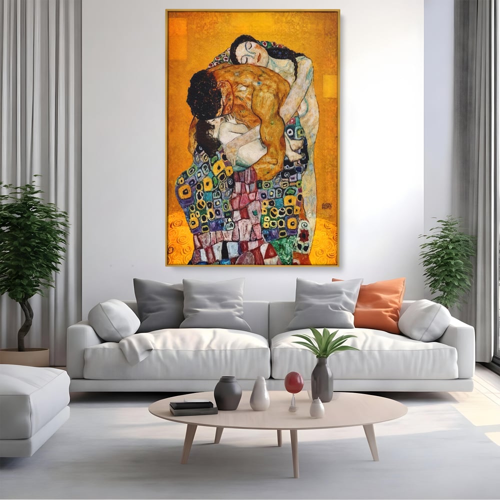 Tablou canvas cu reproducere pictura the family, in rama de aluminiu auriu, pe perete intr-un living